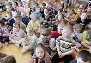 Przedszkolaki oglądające przedstawienie.