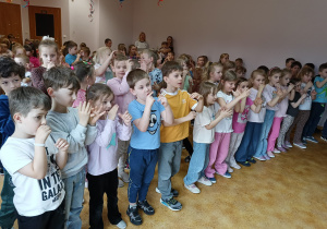 Przedszkolaki naśladujące grę na flecie.