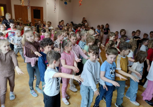 Tańczące przedszkolaki w trakcie występu filharmonii.
