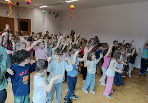 Tańczące przedszkolaki w czasie występu filharmonii.