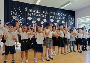 dzieci tańczą do piosenki