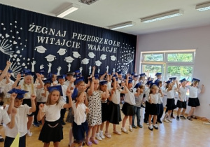 dzieci tańczą do piosenki