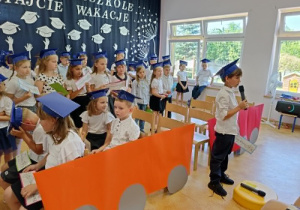 chłopiec recytuje