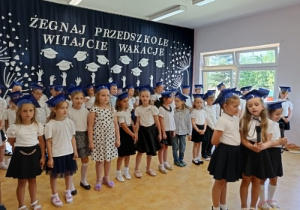 dziewczynki trzymają mikrofon