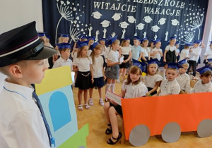 dzieci siedzą w wagoniku (dekoracja)