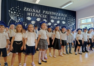 dzieci stoją