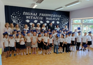 dzieci, grono pedagogiczne i zaproszeni goście pozują do zdjęcia