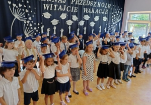 dzieci się uśmiechają