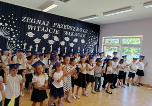 dzieci tańczą