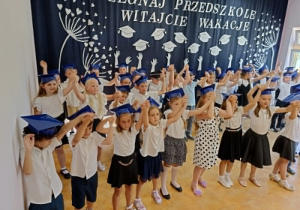 dzieci wspólnie trzymają się za ręce