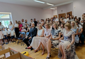 rodzice i zaproszeni goście oglądają na przedstawienie
