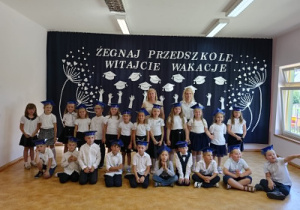wspólne zdjęcie grupy z nauczycielami