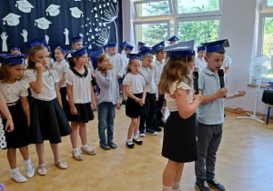 chłopiec i dziewczynka mówi do mikrofonu