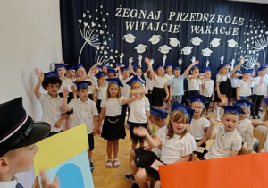 dzieci machają w stronę publiczności