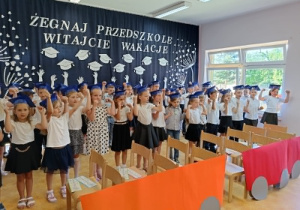 dzieci pokazują ręce