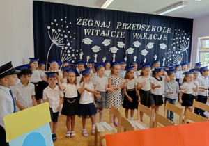 dzieci machają ręcami
