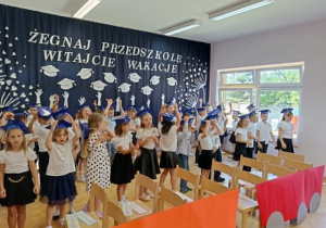 dzieci trzymaja ręce w górze