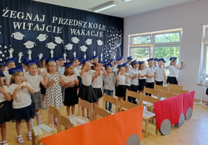 dzieci podnoszą ręce