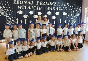 dzieci i nauczyciele pozują do zdjęcia