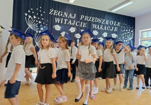 dzieci tańczą
