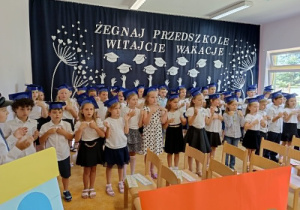 dzieci klaszczą w dłonie