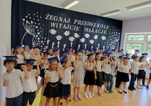 dzieci pokazują do piosenki