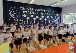 dzieci tańczą