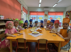 Smaczna i zdrowa sałatka jarzynowa zajęcia kulinarne w Przedszkolu Samorządowym w Gorzkowicach.