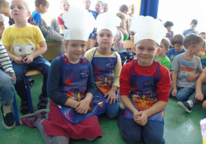 Dzieci w fartuszkach i czapkach kucharskich