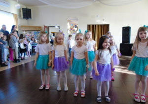 Dzieci stoją ustawione do tańca.