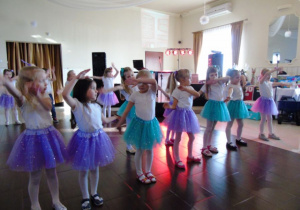 Dziewczynki wykonują ruchy do piosenki.