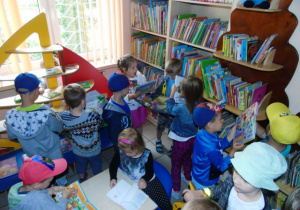 Dzieci przeglądają książki w bibliotece