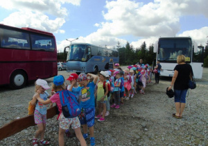 Dzieci wysiadają z autobusów