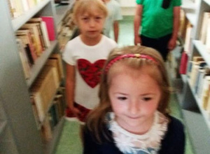 Przedszkolaki na wycieczce w szkolnej bibliotece Przedszkolaki na wycieczce w szkolnej bibliotece