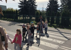 Dzieci przechodzą przez przejście dla pieszych.