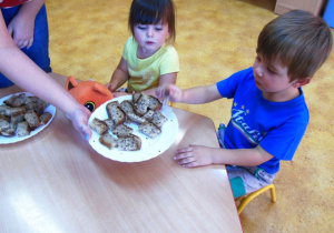 Dzieci jedzą chleb.