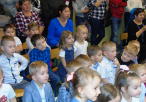 Dzieci i dorośli ogladają przedstawienie.