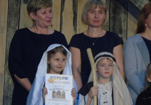 Dzieci w strojach jasełkowych( Maryja, Józef). Z tyłu dwie kobiety.