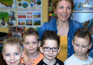 Kobieta i czworo chłopców z umodelowanymi fryzurami.