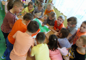 Dzieci kolorują marchew.