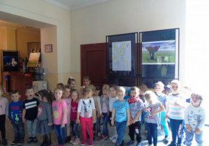Dzieci stoją na korytarzu.