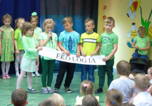 Dzieci trzymają napis: Ekologia.