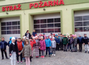 Przedszkolaki na wycieczce w Państwowej Straży Pożarnej w Piotrkowie Tryb.