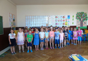 Dzieci stoją w klasie.
