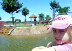 Dziewczynka na tle zbiornika wodnego
