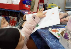 Dziecko podaje przez okienko list.