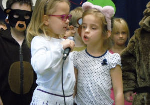 Dwie dziewczynki śpiewaja piosenkę.