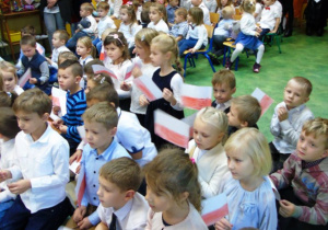 Dzieci z flagami Polski w rączkach