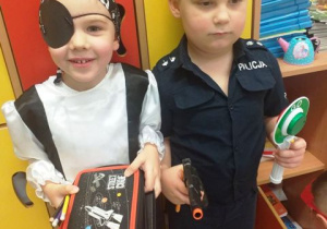 Chłopiec w stroju policjanta i pirata.