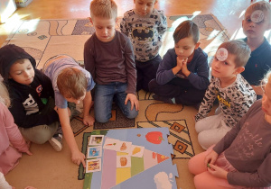 Dzieci układają piramidę zdrowia.
